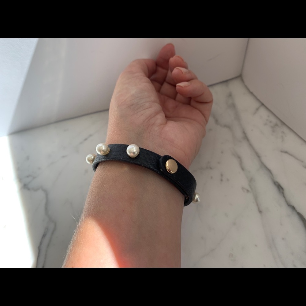 Leather and faux-pearl bracelet - Picture 6 of 6